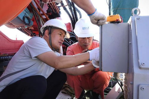 蛟龙探海备潜忙，通讯设备修理保通畅